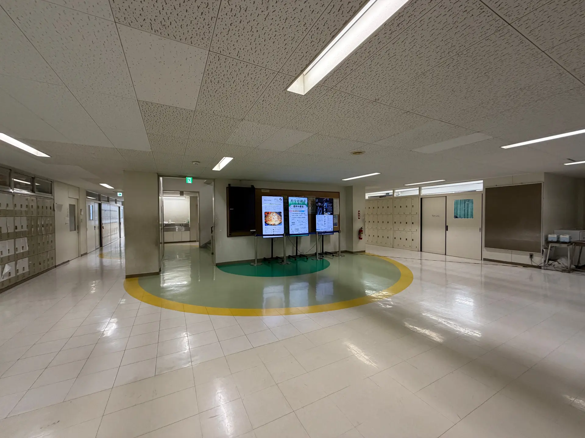 渋谷幕張_高校棟昇降口_2